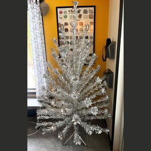 Vintage 1960’s Atomic Pom 6 foot Aluminum Christmas Tree without box